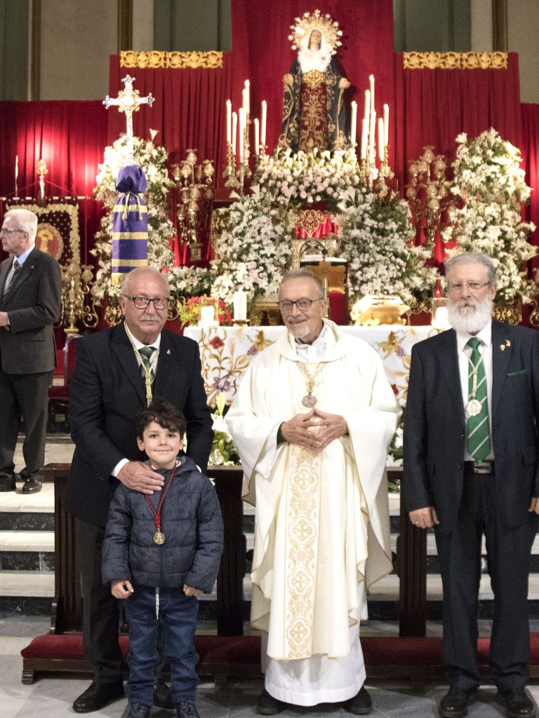 Imposición de medallas a los nuevos hermanos de la Agrupación de la Oración en el Huerto.