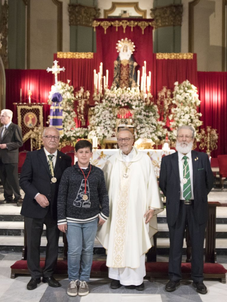 Imposición de medallas a los nuevos hermanos de la Agrupación de la Oración en el Huerto.