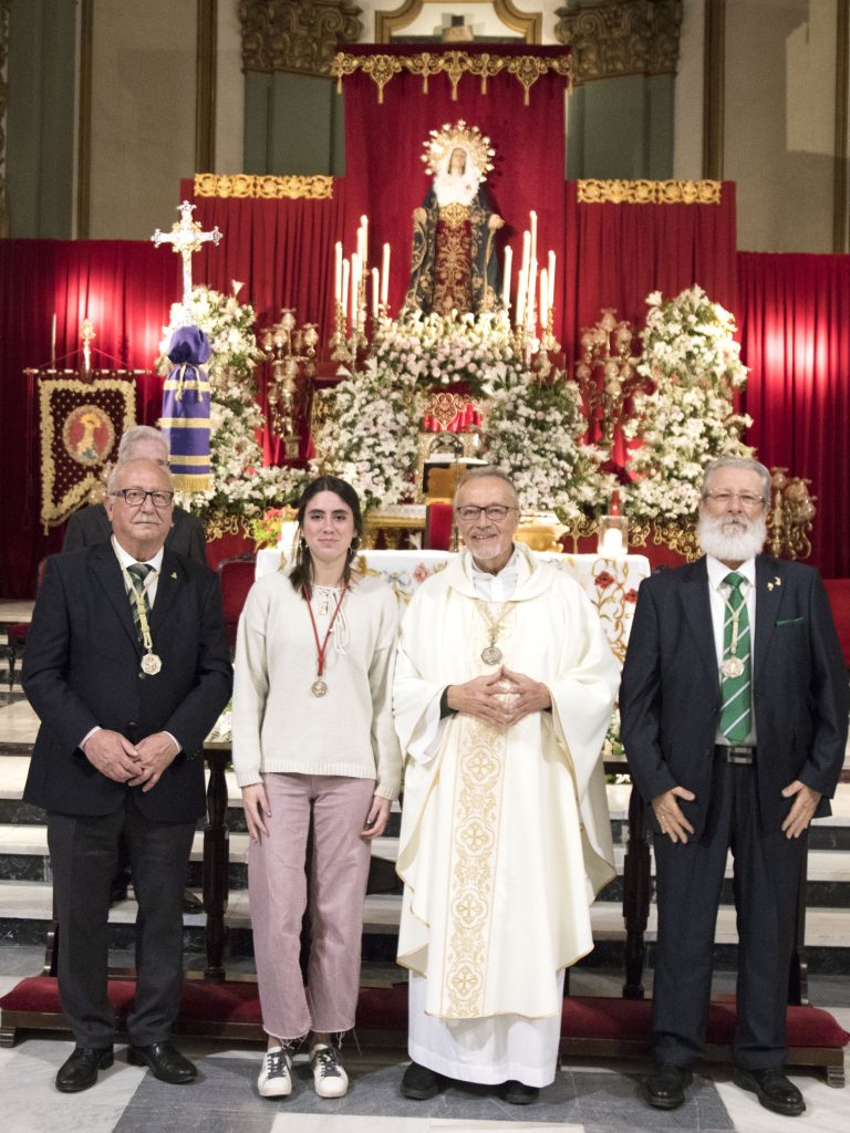 Imposición de medallas a los nuevos hermanos de la Agrupación de la Oración en el Huerto.