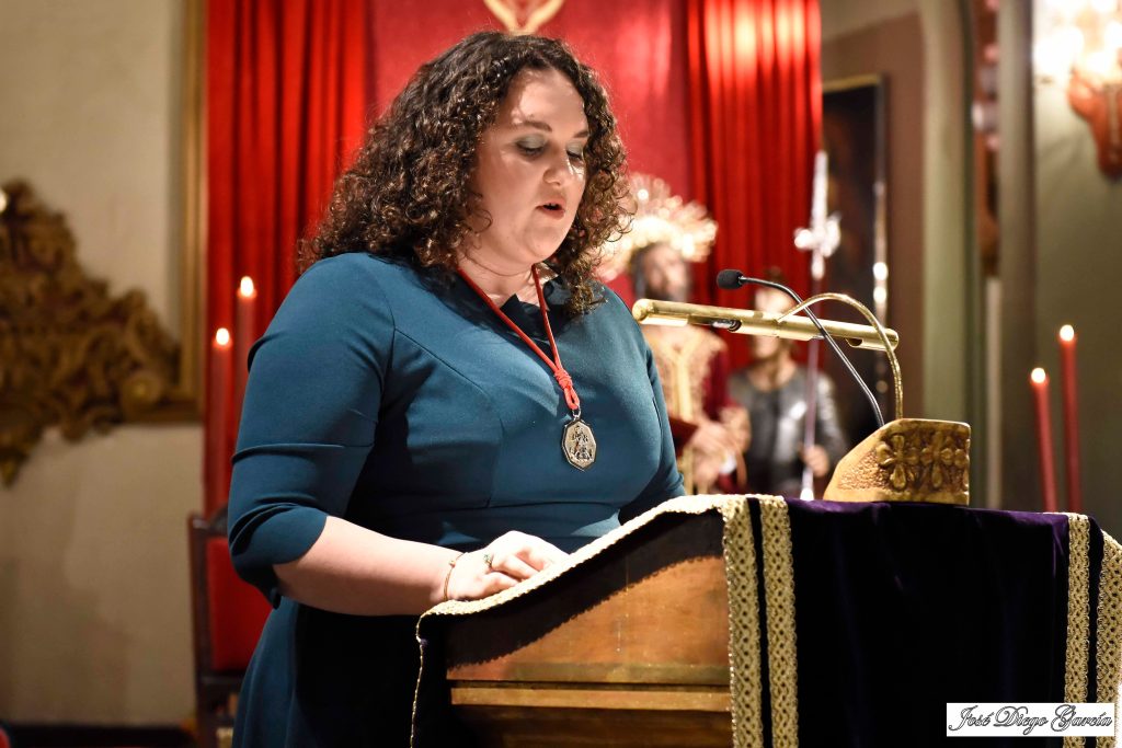 La Responsable de Juventud de la Agrupación de la Oración en el Huerto, María del Pilar Cabañero Montesinos pronunciando el discurso del X Pregón de Juventud de la Cofradía California