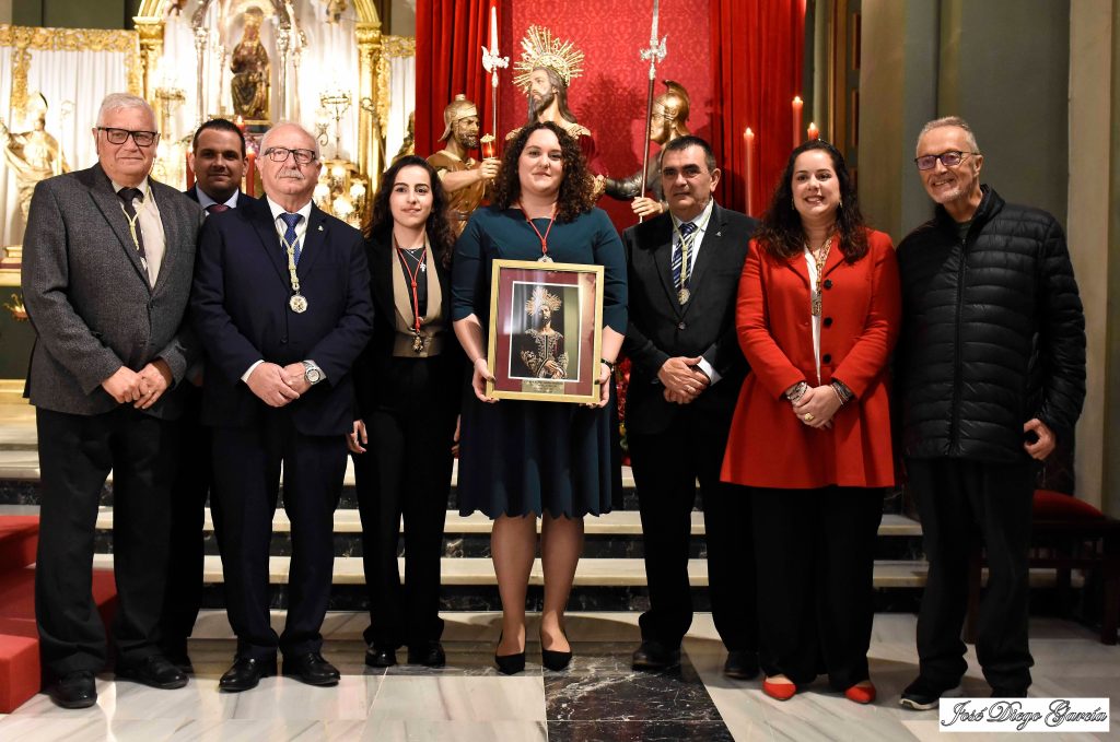 Fotografía grupal del X Pregón de Juventud de la Cofradía California, a cargo de María del Pilar Cabañero Montesinos, Responsable de Juventud de la Agrupación de la Oración en el Huerto.
